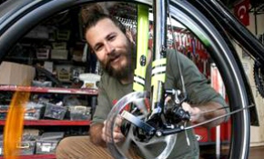 Pedal çevirerek Afrika'nın "hayal arşivi"ni oluşturacak