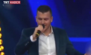 Şarkı söylüyor, konuşamıyor