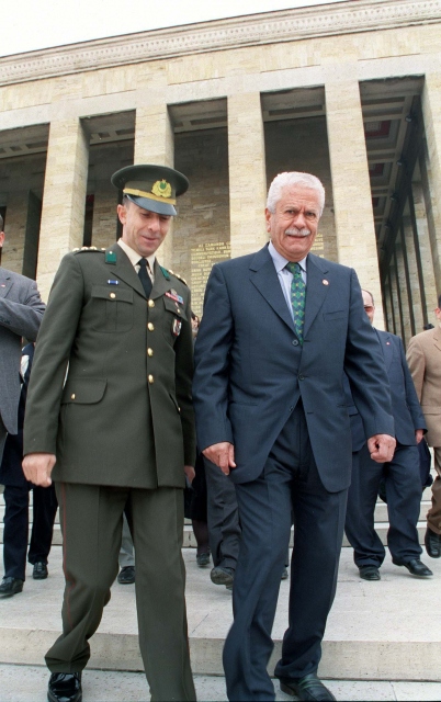 Eski TBMM Başkanı Sezgin hayatını kaybetti