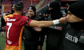 Golünü attı polislere sarıldı