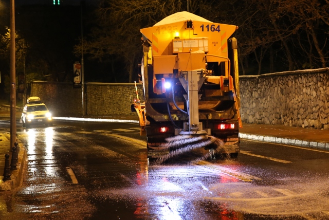 İstanbul`da gece kar yağışı