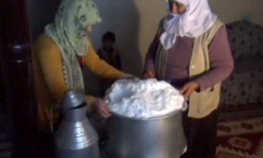 Köylüler su için kar eritiyor