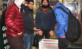 "Duyarlı esnaf" vatandaşların ısınması için durağa ısıtıcı koydu