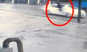 Cep telefonuyla uğraşırken aracıyla yayaya çarptı