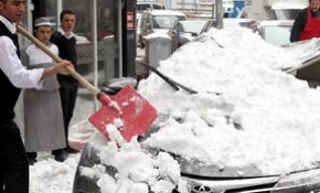 Kar kütlesi hurdaya çevirdi