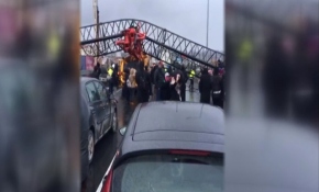 Büyükçekmece'de vinç devrildi