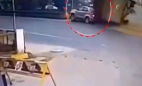 Kamyon arabayı ezdi