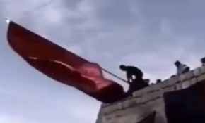 Bayrak elektrik direğine değdi!