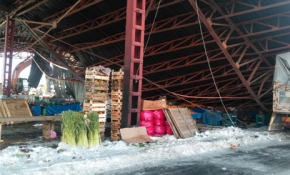 Konya'da pazar yeri çatısı çöktü