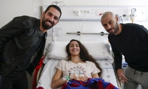 Barcelonalı futbolcular çocuklarla