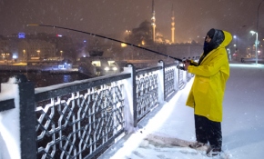 Yoğun kar yağışı altında balık tutma keyfi