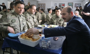 İçişleri Bakanı Soylu askerlerle kahvaltı yaptı
