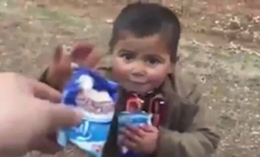 Mehmetçik'ten Suriyeli minik çocuğa çikolata ikramı