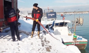 Karla kaplı yolları deniz suyuyla açıyorlar