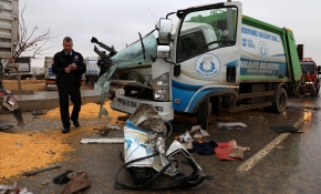 Çöp kamyonu tıra çarptı: 3 yaralı