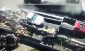 Tır temizlik işçilerini ezdi geçti