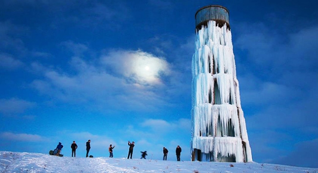 Su deposu 'buz kulesi'ne dönüştü