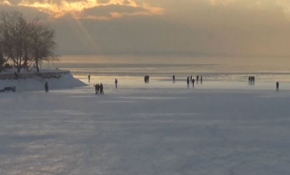 Buz tutan Beyşehir Gölü'nde tehlikeli yürüyüş
