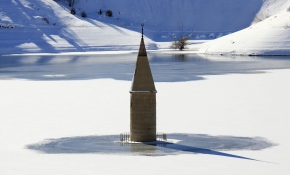 Baraj suyu çekilince cami minaresi ortaya çıktı