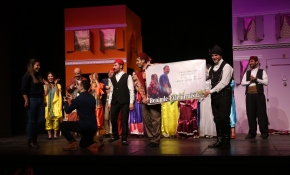 Tiyatro sahnesinde evlenme teklif etti