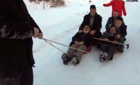 Dedelerin leğenlerle kayak keyfi