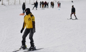 Güneşli havada kayak keyfi