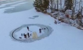 Buzlanan gölden dönme dolap yaptı.