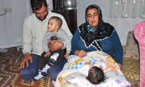 Kulak delikleri kapalı doğan bebeklerinin tedavisi için yardım bekliyorlar