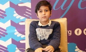 Kalbini elindeki çantada taşıyor