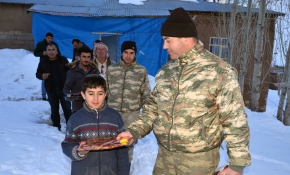 Mehmetçik'ten öğrencilere hediye