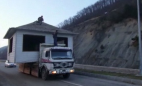 Baba yadigarı evini kamyonla taşıdı