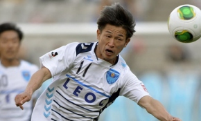 49 yaşında Profesyonel Lig'de futbol oynuyor