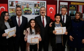 Kahraman Şehit Sekin'in çocukları karnelerini aldı