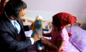 Tedavi gören çocuklara karne hediyesi 'örgü bebek'