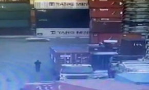 Konteynırlar arabanın üzerine devrildi