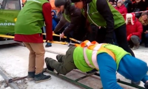 Kadın Herkül 36 ton ağırlığındaki tramvayı çekti