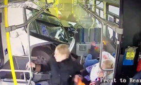 Kamyonet otobüsün içine girdi