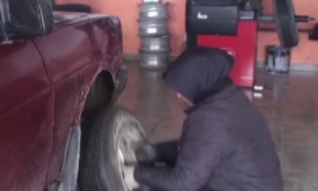 Kadın oto lastik tamircisi
