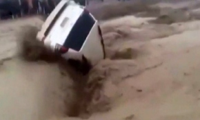 Sel suları aracı yuttu