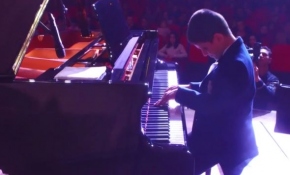 Minik Deniz'in müziğe olan mucizevi yeteneği