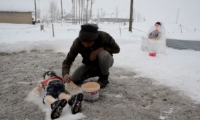 Aylan ve Ümran bebeğin kardan heykellerini yaptı