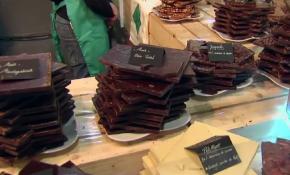 Mankenler podyuma çikolatadan elbise ile çıktı