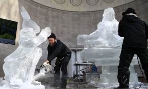 3 tonluk buz kütlelerinden heykel yaptılar