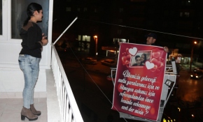 İtfaiyeciden yangın merdiveninde evlenme teklifi