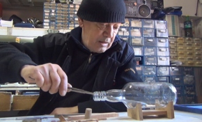 Hem saat tamircisi hem kitap yazarı