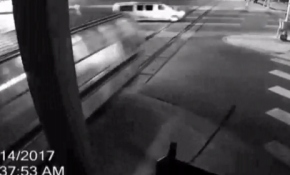 Hızla gelen tren minibüsü biçti