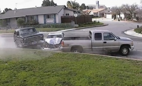 Kadın sürücü park halindeki araçlara çarptı