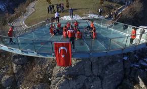 Engelli sporculardan oturarak voleybol oyunu