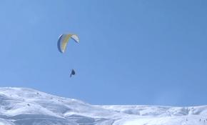Muş'ta karlar altında yamaç paraşütü