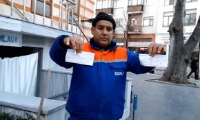 Yolları temizlerken 50 bin liralık çek buldu